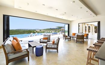 Indoor/outdoor climate controlled loggia with retractable walls